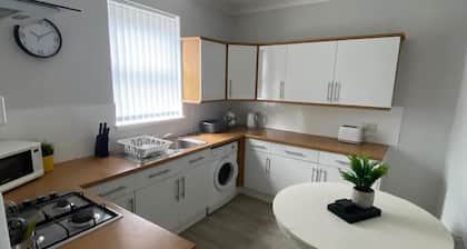 House - Sleeps 6 - Pet Friendly - Parking