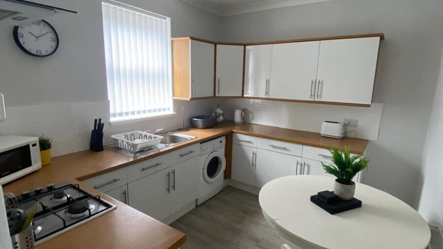 House - Sleeps 6 - Pet Friendly - Parking