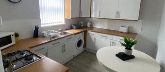 House - Sleeps 6 - Pet Friendly - Parking