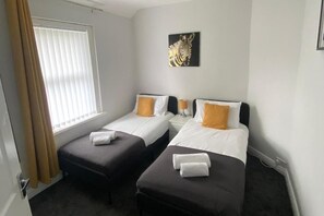 3 bedrooms, free WiFi, bed sheets - House - Sleeps 6 - Pet Friendly - Parking (Newcastle-upon-Tyne)