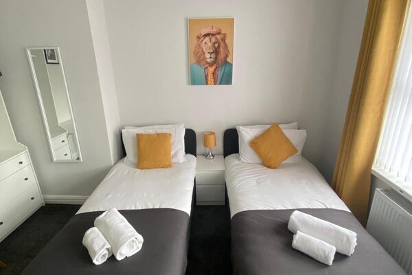 House - Sleeps 6 - Pet Friendly - Parking - Newcastle upon Tyne