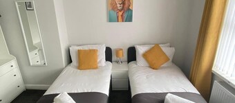 House - Sleeps 6 - Pet Friendly - Parking