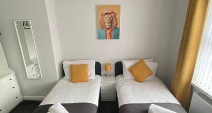 House - Sleeps 6 - Pet Friendly - Parking