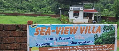 Señal de una Villa con Vista al Mar con servicios como Wi-Fi gratuito, estacionamiento y baños privados.