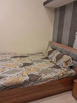 Habitación doble, vistas a la playa | Espacio para trabajar con un portátil, wifi gratis, ropa de cama