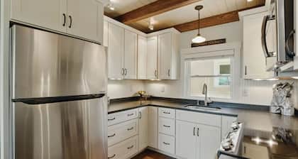 Cozy 2-bedroom condo in welcoming Gilford with AC