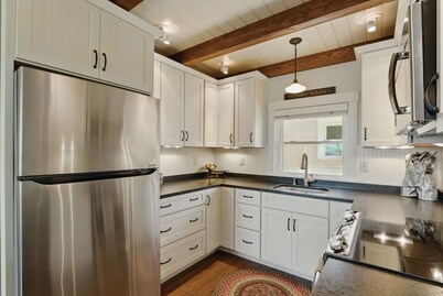 Cozy 2-bedroom condo in welcoming Gilford with AC