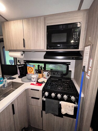 2-bedroom RV in perfect Summerfield with AC close to the water springs in Ocala