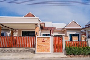 Exterior - Pranburi Pool Villa: Mountain Views, Serene Escape, 5 Min to The Beach (Pran Buri District)