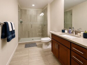 Dusche, Haartrockner, Handtücher, Toilettenpapier