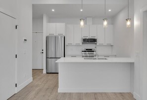 Mikrovågsugn, ugn, spishäll och diskmaskin