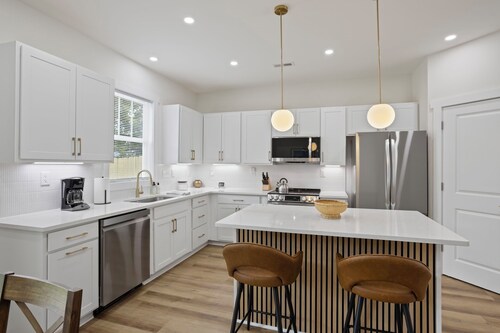Modern Greenville Retreat 8 Minutes to Downtown Fun + Pet Friendly