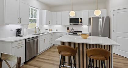 Modern Greenville Retreat 8 Minutes to Downtown Fun + Pet Friendly