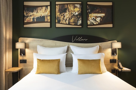 Standard Room, 1 Queen Bed, Non Smoking | Premium bedding, in-room safe, individually decorated