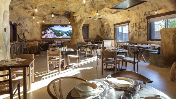 A rustic dining area with wooden furniture, stone walls, and hanging light fixtures. - Hôtel Ostoria Périgueux, BW Signature Collection (Marsac-sur-l'Isle)