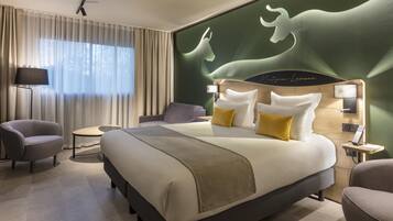 Ropa de cama de alta calidad y caja de seguridad en la habitación