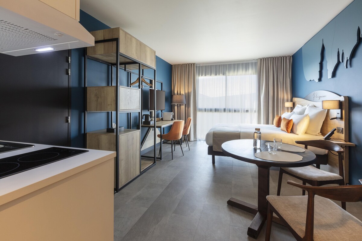 Premium bedding, in-room safe, desk, laptop workspace