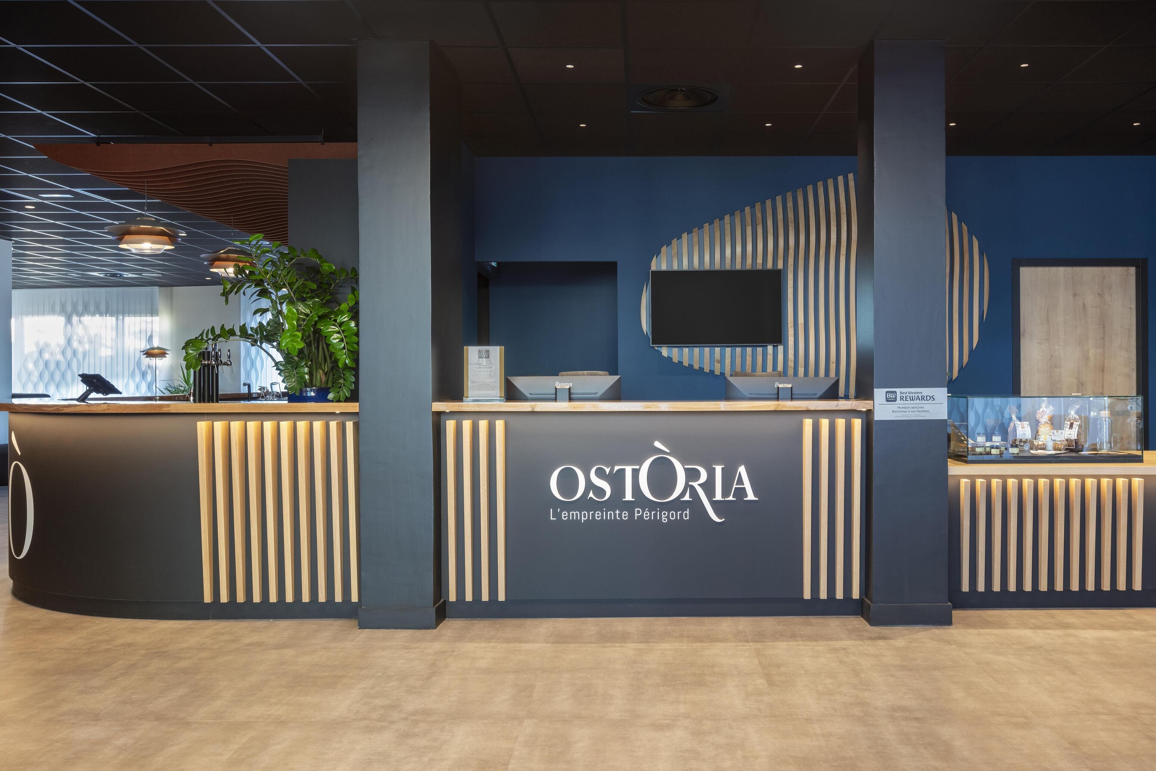 Uma receção com design moderno, apresentando um logotipo e o nome 'OSTORIA'.
