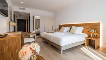 Kamar Deluks, 1 Tempat Tidur King, balkon, pemandangan laut (with Single Sofabed) | Seprai premium, busa memori, minibar, dan brankas
