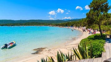 Nära stranden och vit sandstrand