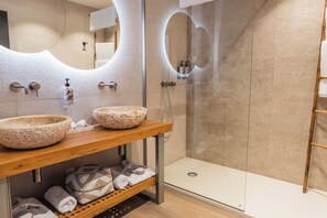 Amenidades de baño gratuitas, secadora de cabello, batas, pantuflas