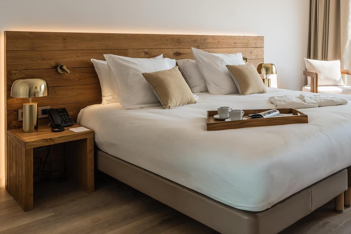 Comfort Room, 1 King Bed, Non Smoking, Balcony
