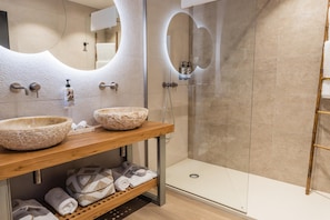 Comfort Room, 1 King Bed, Non Smoking, Balcony | Bathroom