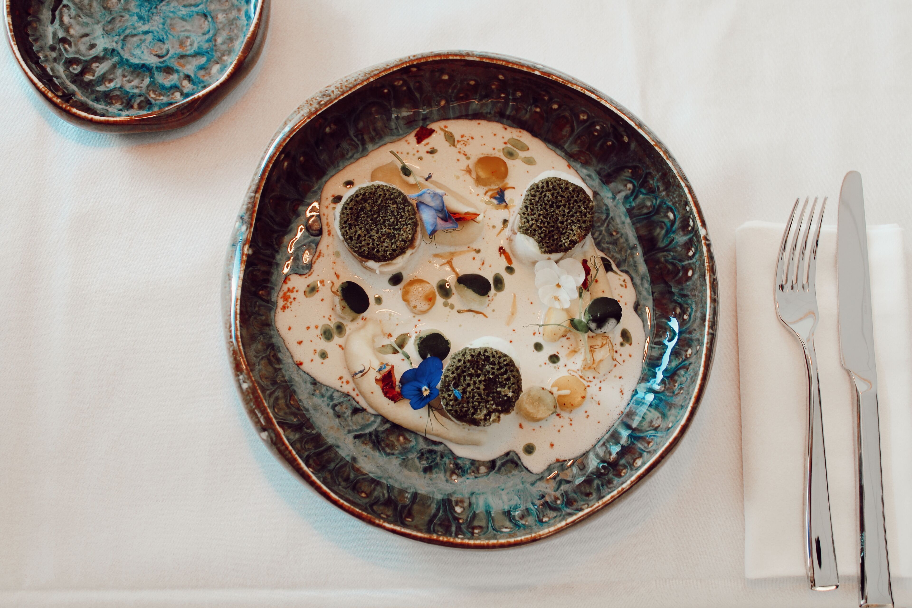 Un plato de comida con diferentes ingredientes y decoración.