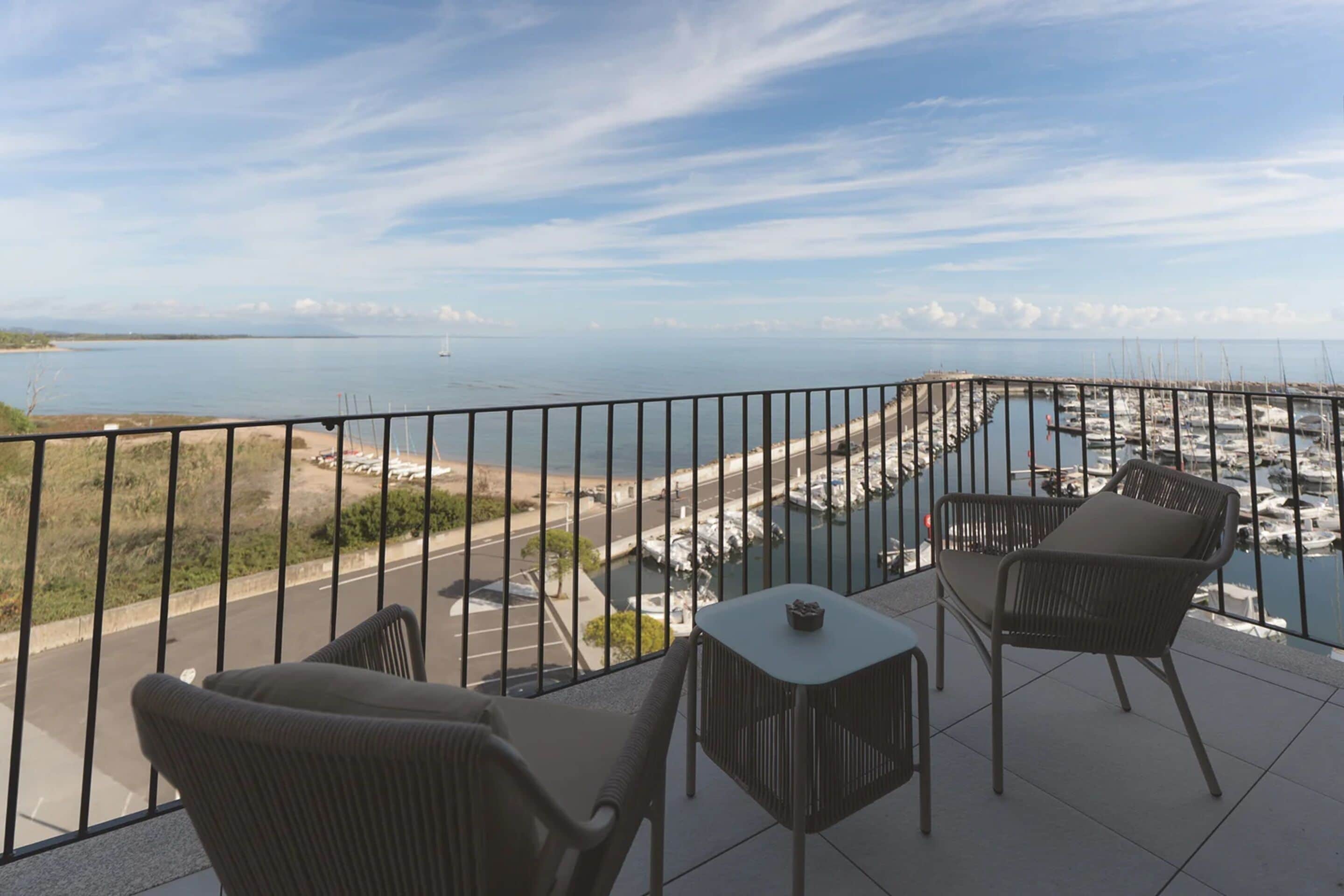 Ropa de cama de alta calidad, colchones con efecto memoria y minibar 