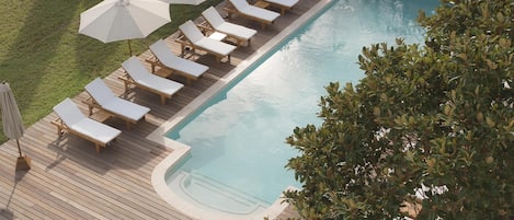 Utendørsbasseng, bassengparasoller og solsenger