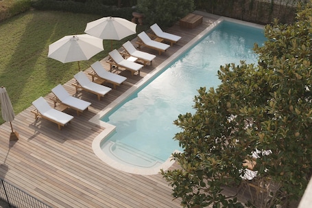 Piscina externa, guarda-sóis, espreguiçadeiras. Best Western Premier A Storia Solenzara