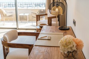 Chambre Familiale, plusieurs lits, balcon, vue mer | Literie de qualité supérieure, matelas mémoire de forme, minibar