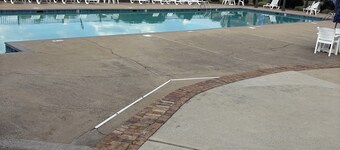 Charming 1-bedroom apartment in terrific Huntsville with fitness room, AC, pool