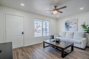 Una televisión, una oficina