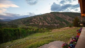 A mountainous landscape with a view of a building with a balcony. - Chalet Homestake View between Vail and Leadville (Red Cliff)