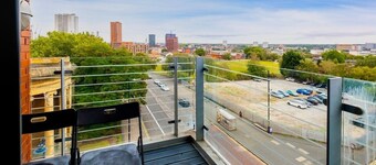 City Apt Sleeps 6 | 2 Bed 2 Bath + Disney+/Netflix