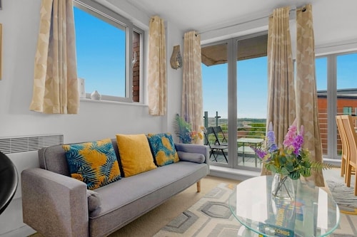 City Apt Sleeps 6 | 2 Bed 2 Bath + Disney+/Netflix