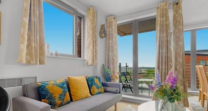 City Apt Sleeps 6 | 2 Bed 2 Bath + Disney+/Netflix