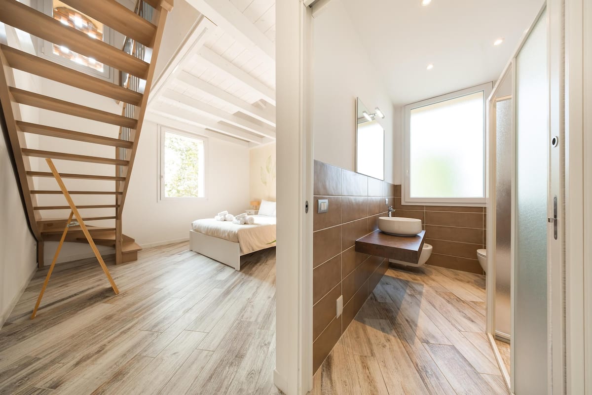 Alloggio Comfort su due livelli, vista giardino | Wi-Fi gratuito, lenzuola