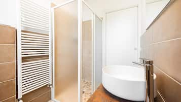 Comfort Duplex, Garden View | Bathroom | Shower, hair dryer, bidet, towels