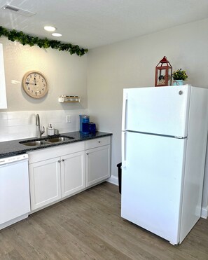 Microwave, oven, dishwasher - Ever Rest at Sheppard's Landing - entire home in Norfolk, VA (Norfolk)