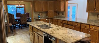 NEW! On Bear Creek~ Treed Seclusion~ Serene~ 4 Living Rooms~ 4 Miles to Gardiner