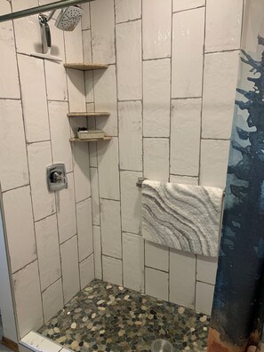 Dusche, Haartrockner, Handtücher, Seife