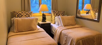 NEW! On Bear Creek~ Treed Seclusion~ Serene~ 4 Living Rooms~ 4 Miles to Gardiner