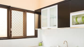 Fridge, microwave, stovetop, dishwasher