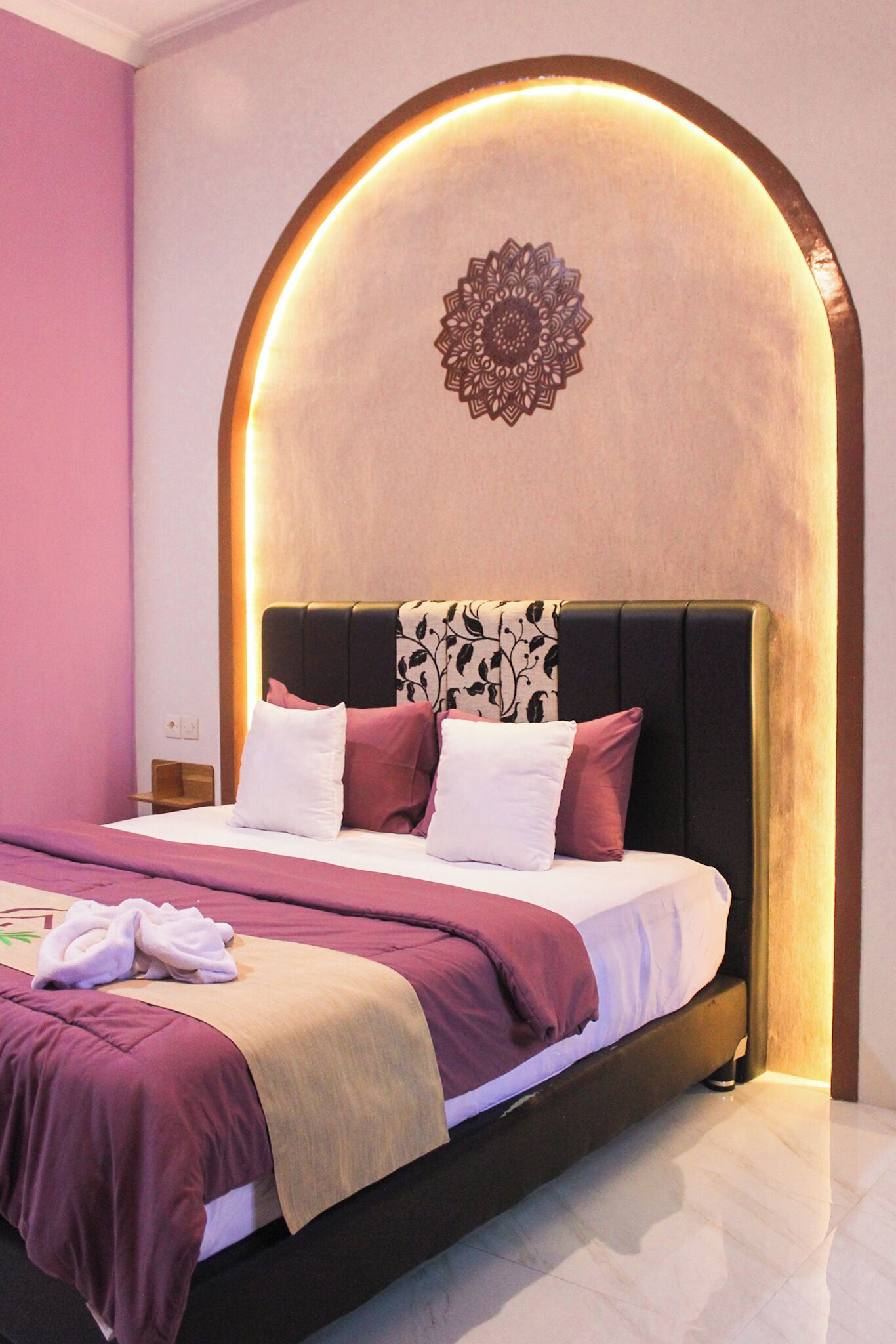 5 bedrooms, iron/ironing board, WiFi, bed sheets