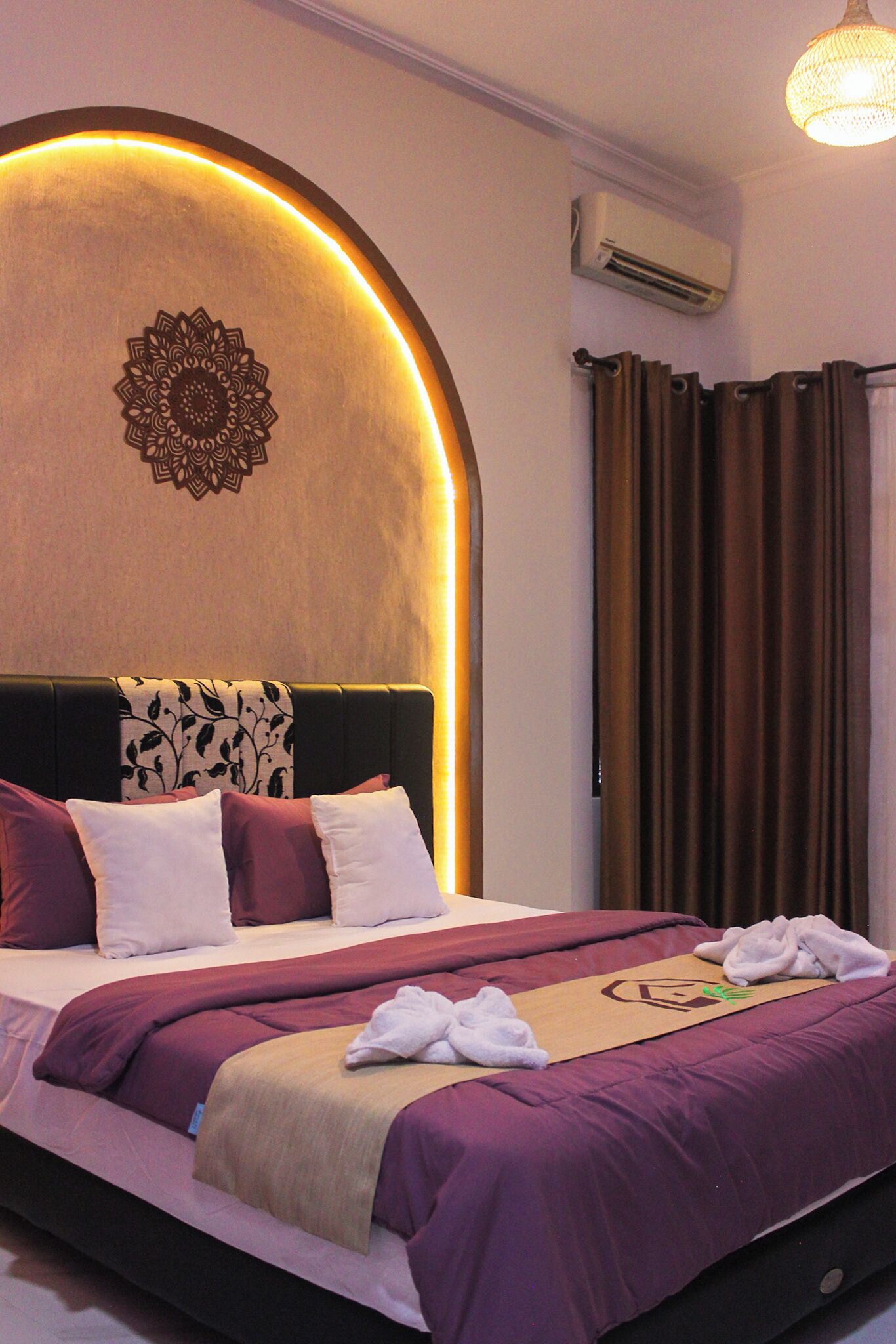 5 bedrooms, iron/ironing board, WiFi, bed sheets