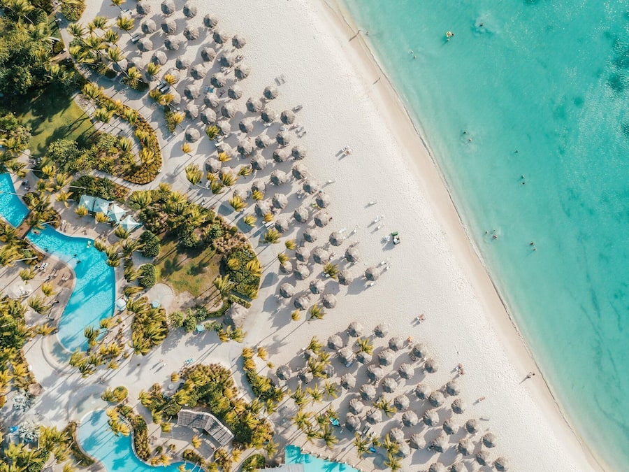 Ubicación a pie de playa, arena blanca, cabañas de playa y tumbonas