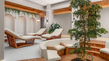 Un spa moderno con tumbonas de madera, un espacio central para sentarse y un gran árbol.