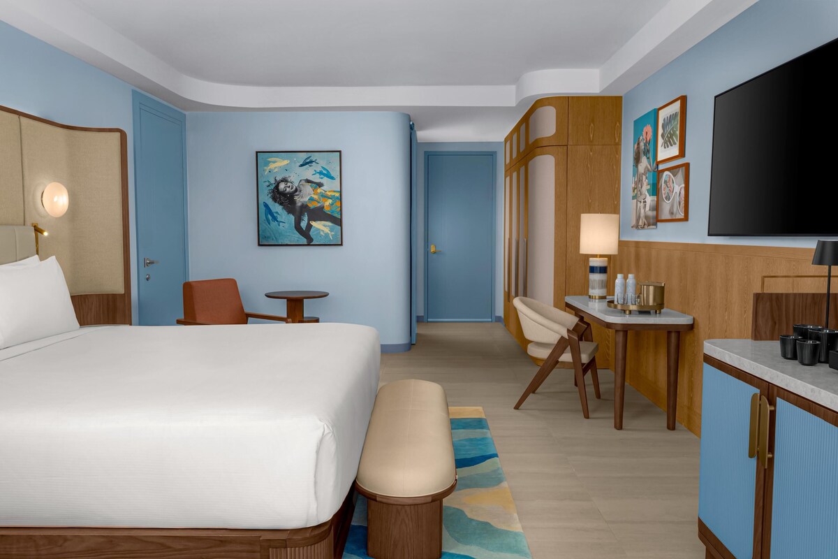 In-room safe, desk, iron/ironing board, bed sheets